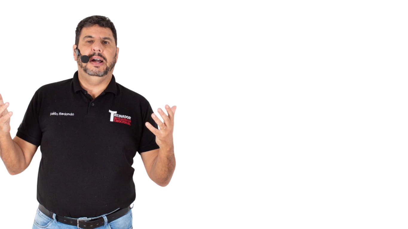 Hélio Redondo em pose expressiva com as mãos abertas, transmitindo presença e comunicação